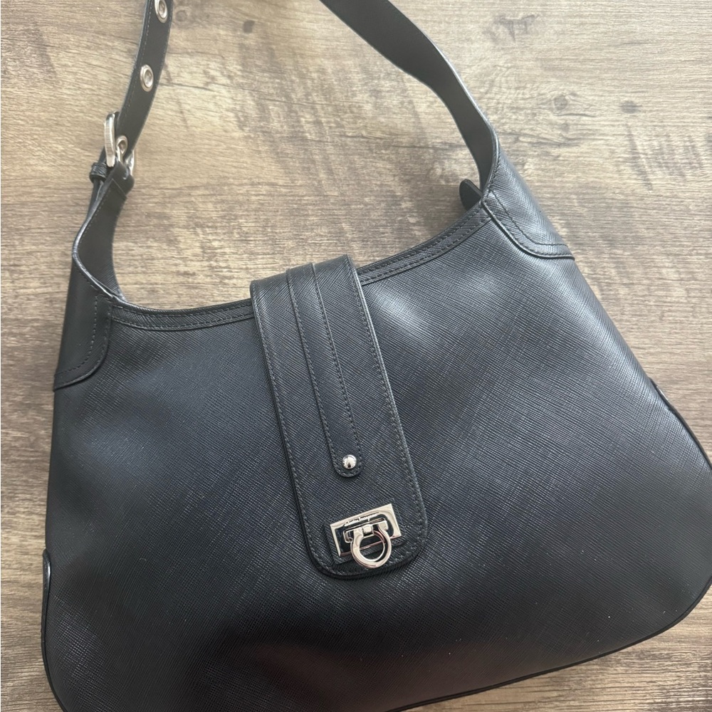 Salvatore Ferragamo Black Leather Shoulder Bag with Sleek Design